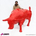 Toro rosso testa bassa in vetro resina 235 cm