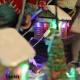 Villaggio Natalizio illuminato con babbo natale e slitte che si muovono